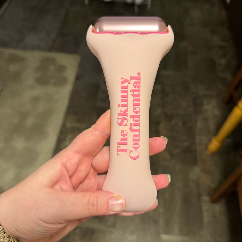 The Skinny Confidential Pink Facial Roller